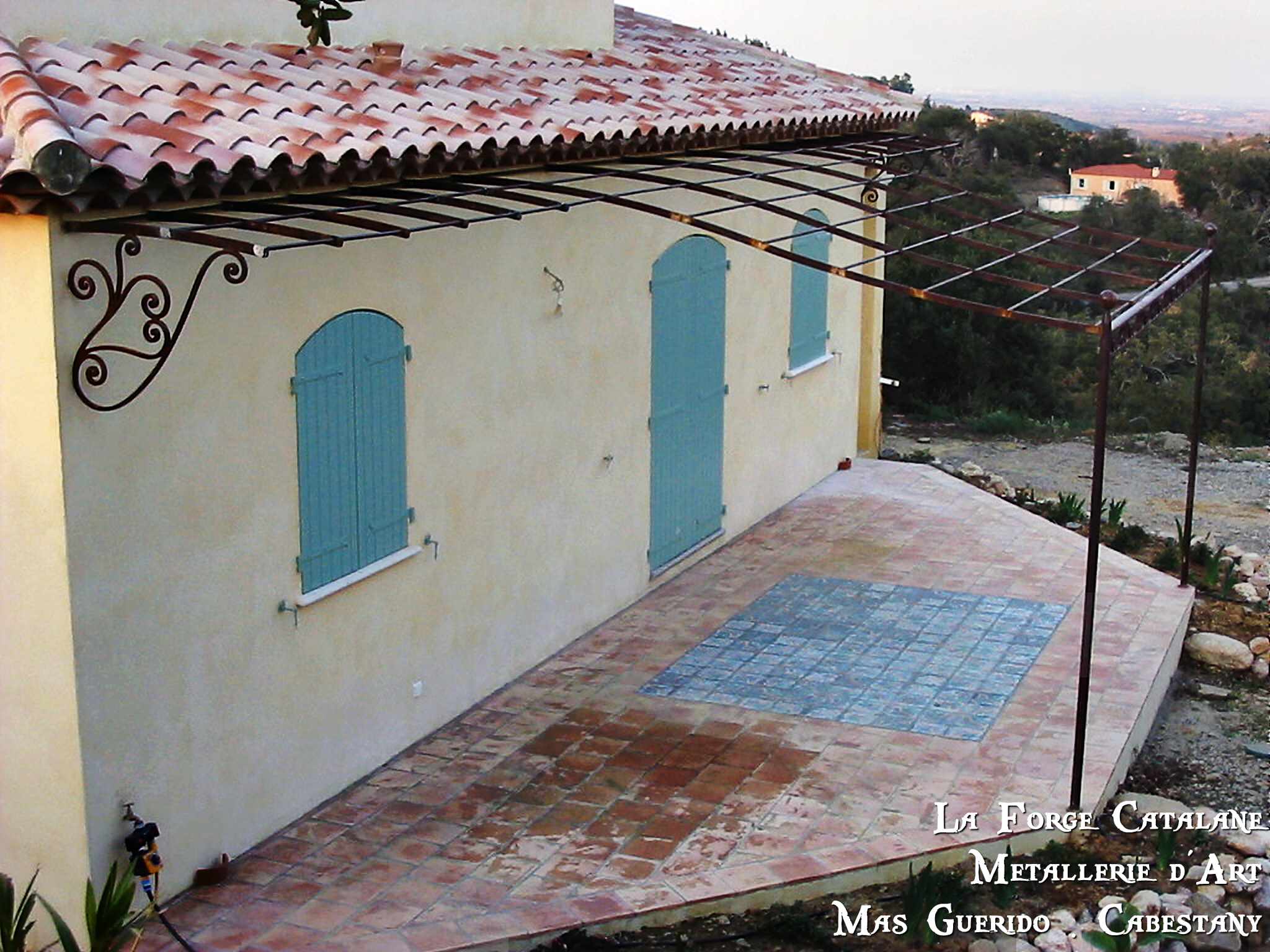 pergola terrasse volute demi chapeau gendarme fer Forge Catalane Cabestany.jpg